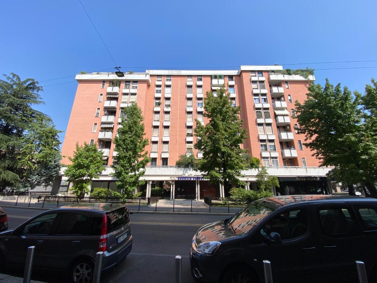 Suite Boutique Moscova Milán Exterior foto